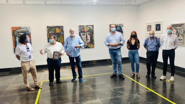 El alcalde de Santa Marta de Tormes, David Mingo, los concejales de Cultura y Turismo, Francisco Miguel García y Juan Carlos Bueno, respectivamente, acompañados de la artista, y de la comisaria de la muestra. Beatriz Castela