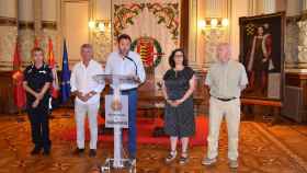 Óscar Puente firma los convenios con el alcalde de Arroyo de la Encomienda, Sarbelio Fernández, y la alcaldesa de La Cistérniga, Patricia González
