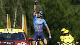 Hugo Houle señala al cielo tras su victoria en el Tour de Francia