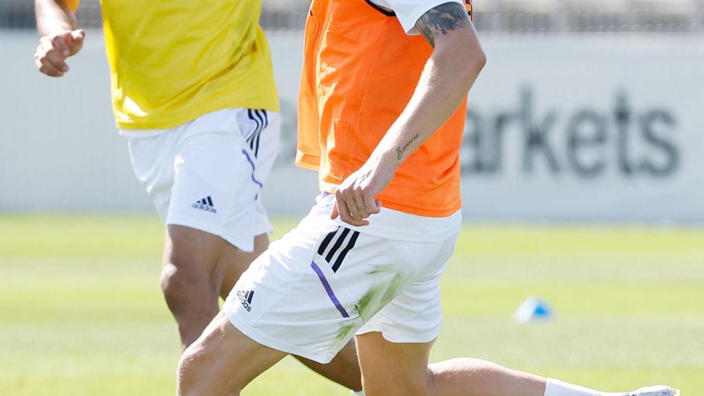 Reinier Jesús frente a Fede Valverde en un entrenamiento