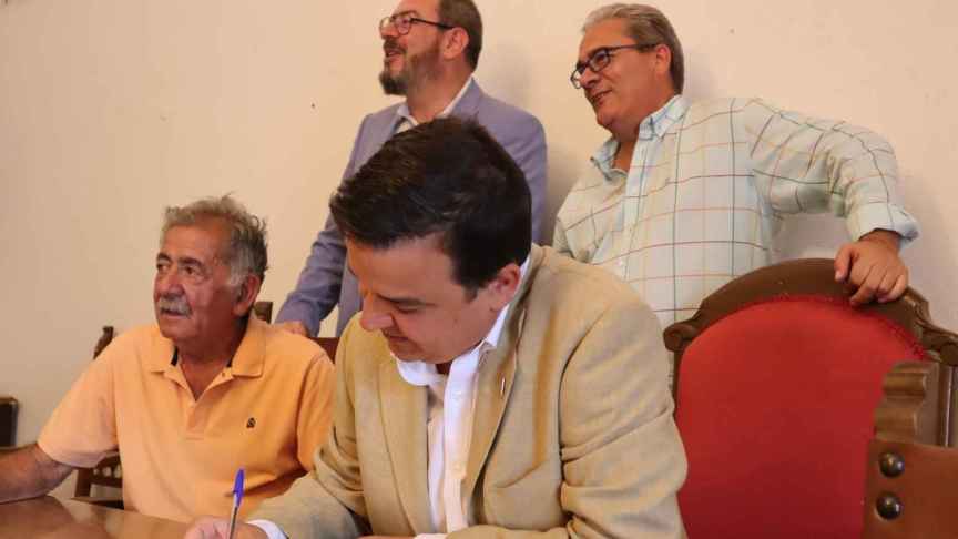 El consejero de Agricultura de Castilla-La Mancha, Francisco Martínez Arroyo, en la firma de contratos para los proyectos del Grupo ADEL Sierra Norte de Guadalajara