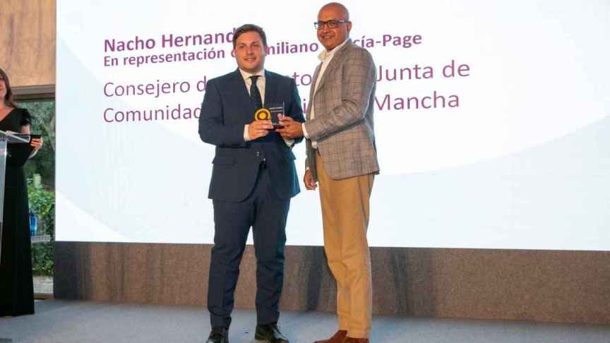 El consejero de Fomento, Nacho Hernando, ha recogido el premio otorgado por la empresa multinacional ‘Quest Global’ al presidente de Castilla-La Mancha, Emiliano García-Page