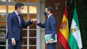 El presidente del Gobierno, Pedro Sánchez, recibe a Juanma Moreno en su último encuentro en Moncloa en junio de 2021.