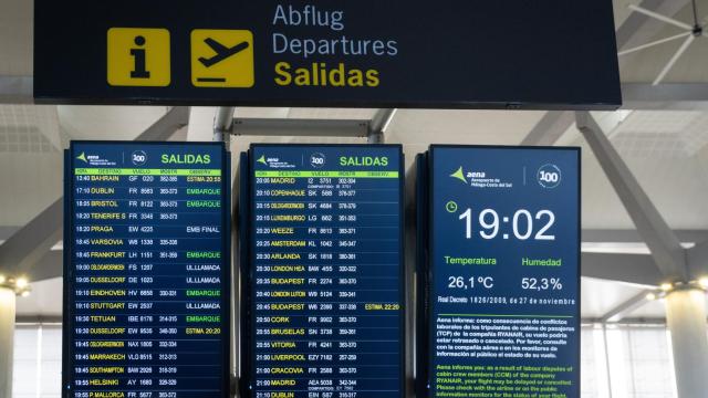 Pantallas con los vuelos de salida en un aeropuerto de Aena.