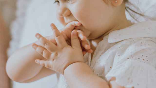 Movimiento de manos de niña con Síndrome de Rett