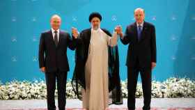 Vladimir Putin, Ebrahim Raisi y Recep Tayyip Erdogan posan tras la reunión.