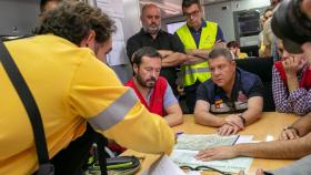 El presidente de Castilla-La Mancha, Emiliano García-Page, en el puesto de mando avanzado del incendio de Valdepeñas de la Sierra (Guadalajara)