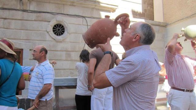 Imagen de archivo de los toledanos bebiendo agua del botijo de la Virgen del Sagrario.