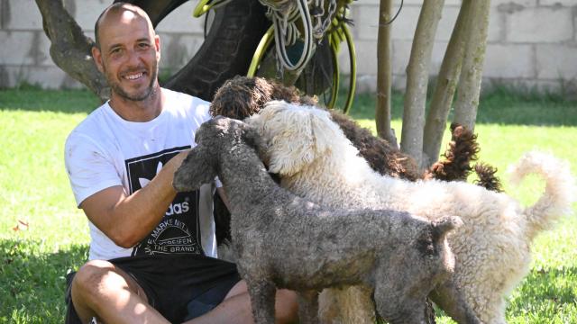 Joaquín Rodríguez, con tres de sus perros de agua español.