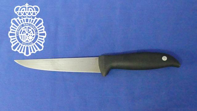 Cuchillo utilizado por el agresor para herir a la mujer