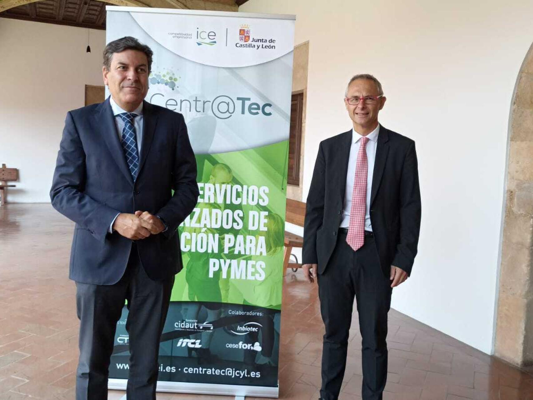 El consejero de Economía y Hacienda, Carlos Fernández Carriedo, junto al rector de la USAL, Ricardo Rivero, esta mañana