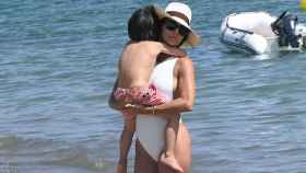 Eva Longoria con su hijo en la playa.