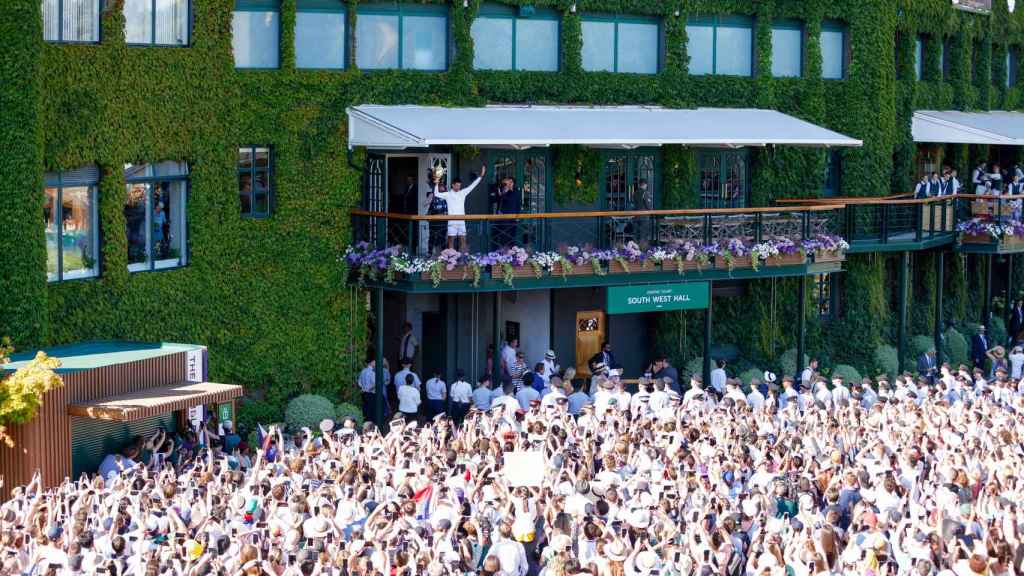 Novak Djokovic celebrando el título de Wimbledon con la afición del All England Club