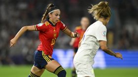 Athenea del Castillo, en acción con Rachel Daly en el Inglaterra - España de la Eurocopa 2022