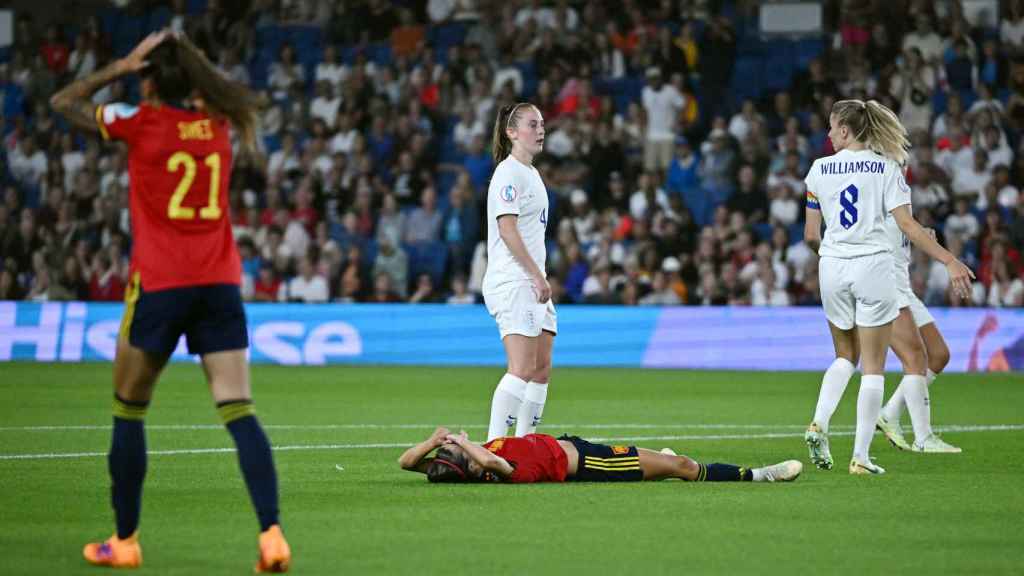 Aitana Bonmatí, tendida en el césped durante el Inglaterra - España de la Eurocopa Femenina 2022