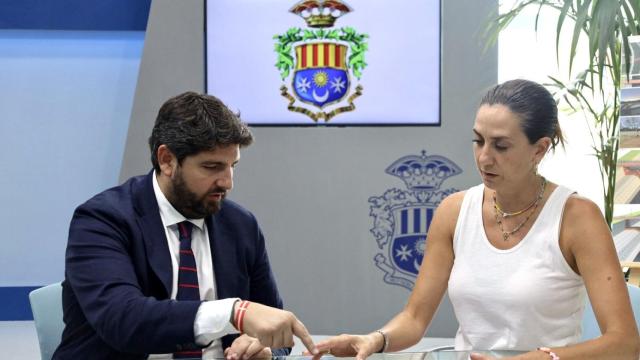 Fernando López Miras, presidente del Gobierno de la Región de Murcia, junto a la alcaldesa de Archena, Patricia Fernández, en la reunión que ambos mantuvieron en el Ayuntamiento antes del congreso regional del PP del viernes.