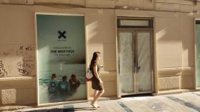 Una mujer caminando frente a la tienda de Blue Banana en Málaga.