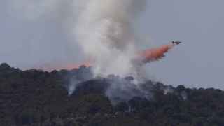 Un avión del Infoca trabaja en las labores de extinción del incendio forestal declarado a mediodía en la Sierra de Córdoba que ha movilizado a más de 70 bomberos y 9 medios aéreos