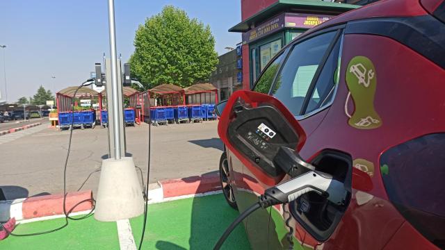 Un coche eléctrico recarga su batería en un punto de suministro de Valladolid