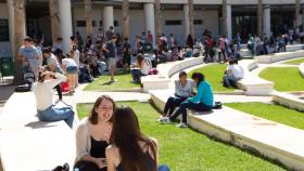 Uno de los espacios al aire libre del campus de San Vicente de la UA.