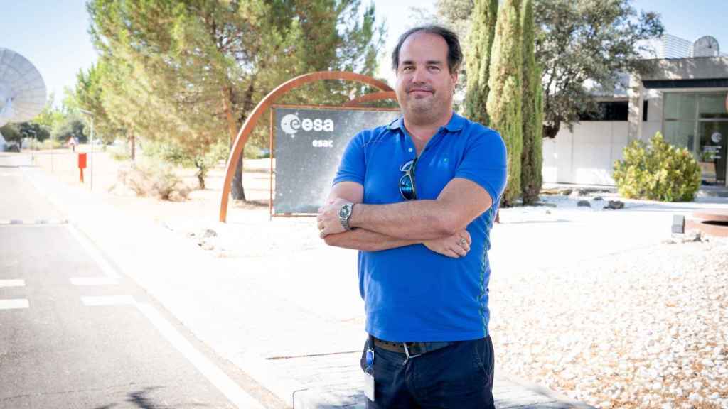 El astrofísico Xavier Dupac posa frente a la entrada del ESAC