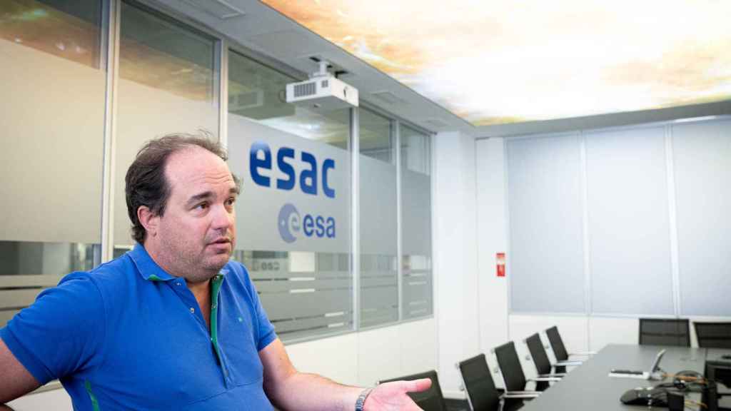 Xavier Dupac conversa con Porfolio | EL ESPAÑOL en la sala de reuniones del edificio B del ESAC