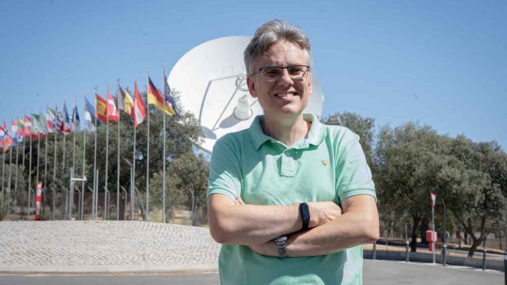 El científico Michael Kueppers posa frente a la gran antena parabólica de la entrada de ESAC