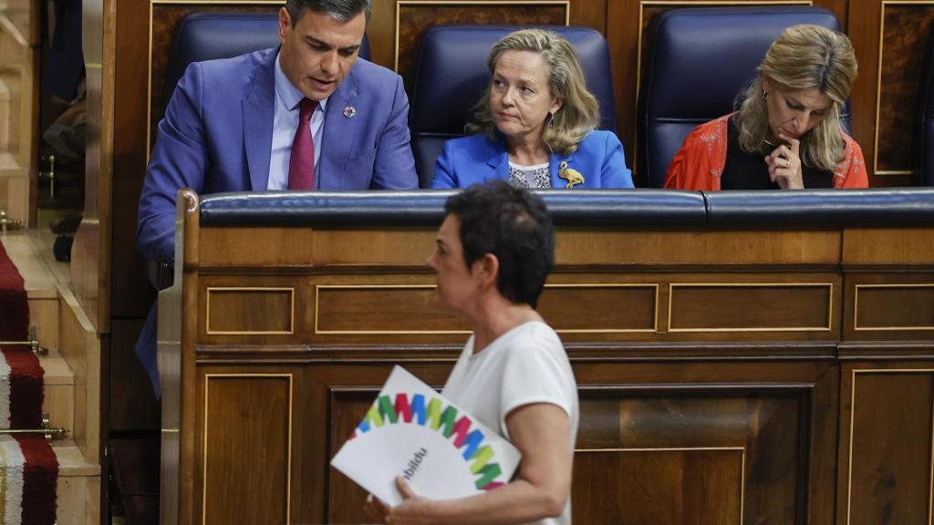 La portavoz de EH Bildu, Mertxe Aizpurua, pasa por delante del presidente del Gobierno, Pedro Sánchez.