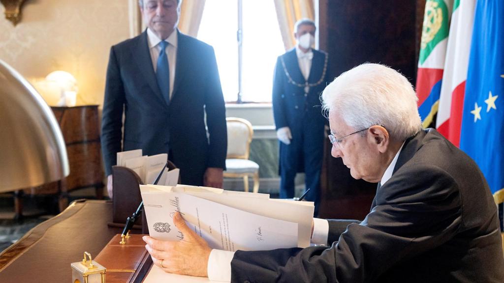 Acting Prime Minister of Italy, Mario Draghi, witnesses the signing of the dissolution of the country's Parliament by President Sergio Mattarella