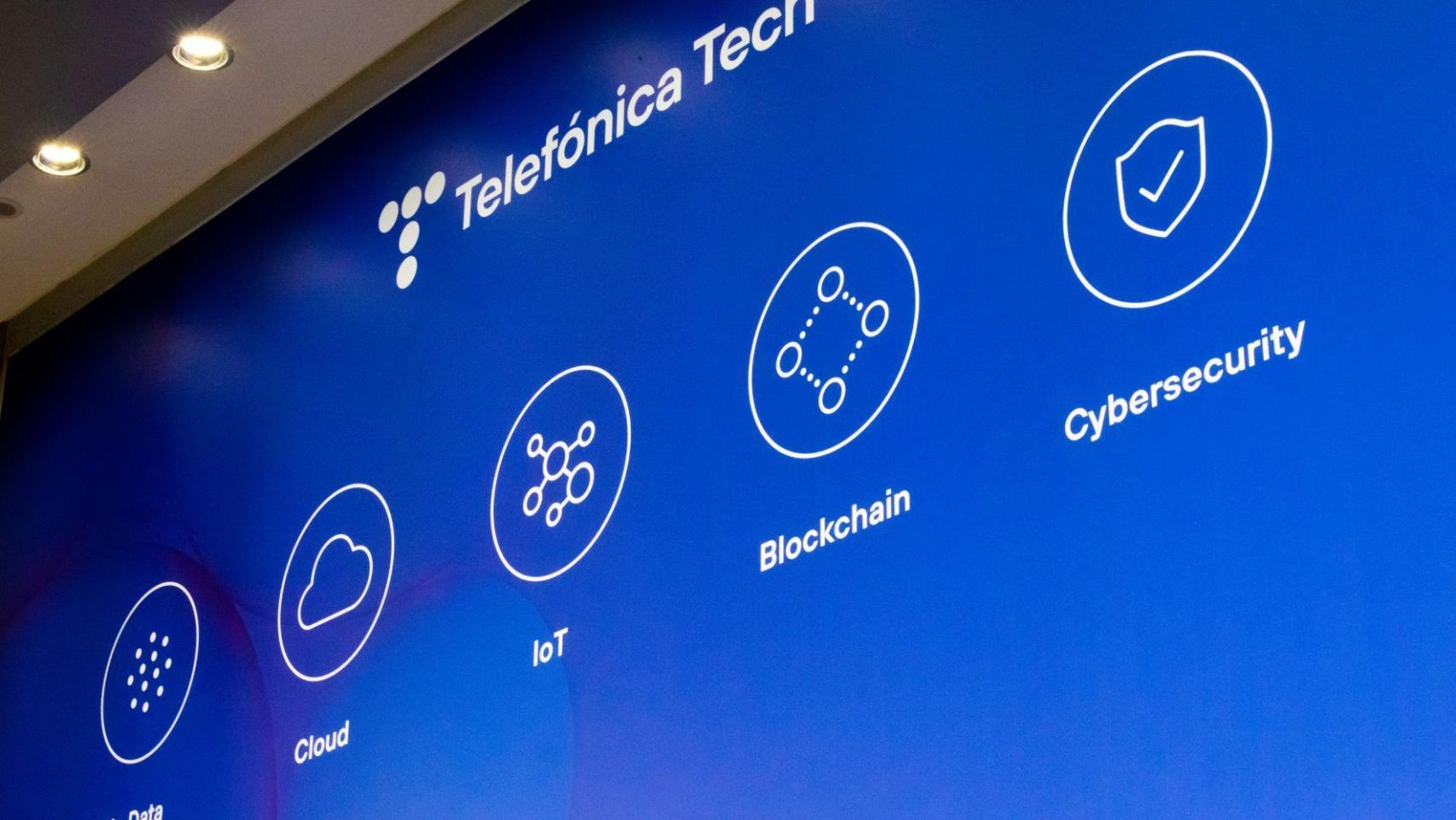 Logo de Telefonica Tech en las oficinas de la compañía.