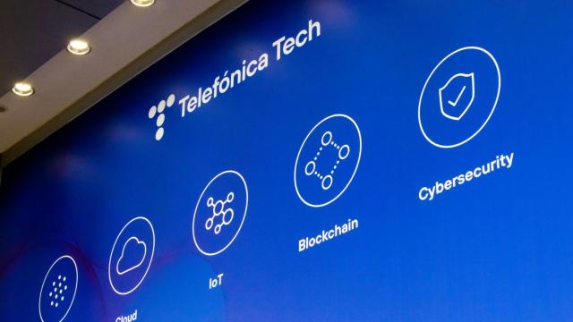 Logo de Telefonica Tech en las oficinas de la compañía.