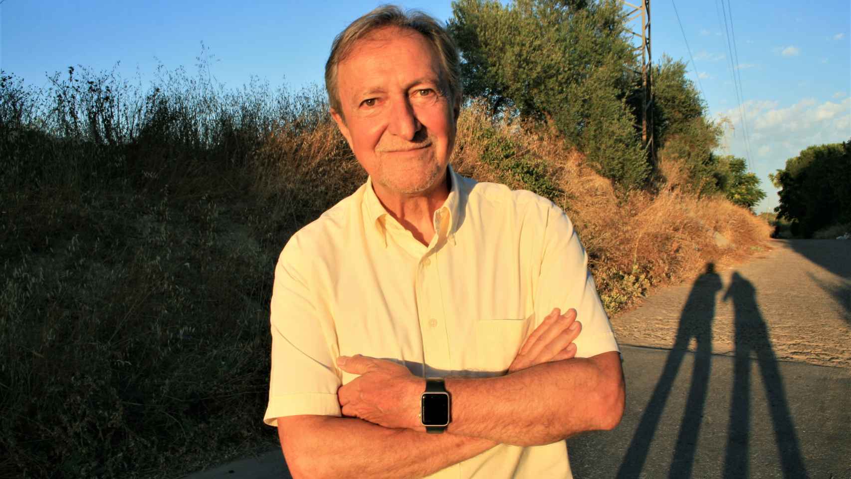 Paco Lobatón, en un camino rural cerca de su casa en el Aljarafe de Sevilla, en julio de 2022.