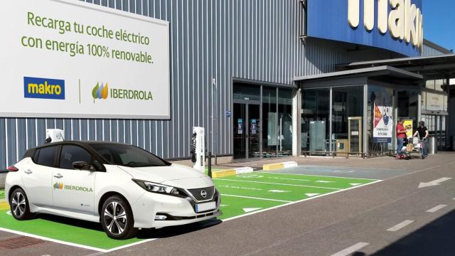 Estación de recarga de Iberdrola en una tienda de Makro.