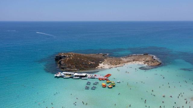 Playa de Agia Napa Nisi en Chipre