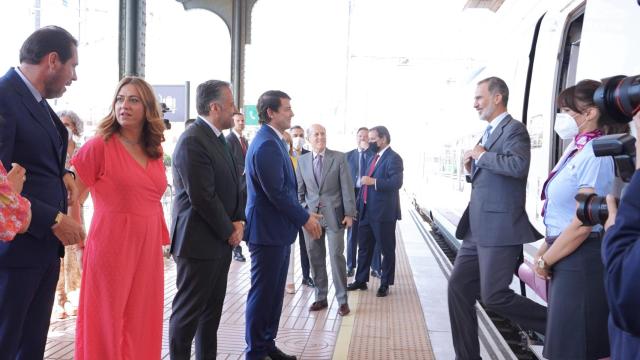 Su Majestad el Rey, el presidente de la Junta de Castilla y León, Alfonso Fernández Mañueco y Óscar Puente, alcalde de Valladolid en la parada realizada en Valladolid