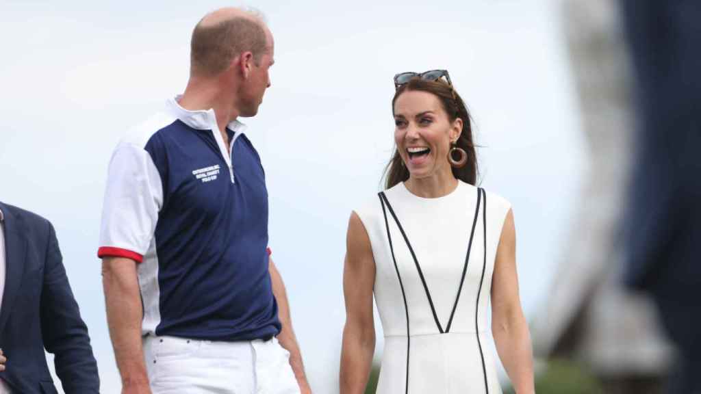 Kate Middleton presumiendo de músculos junto al príncipe Guillermo en un acto en Windsor.