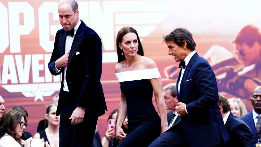 Kate Middleton junto al príncipe Guillermo y Tom Cruise en el estreno de 'Tup Gun Maverick'.