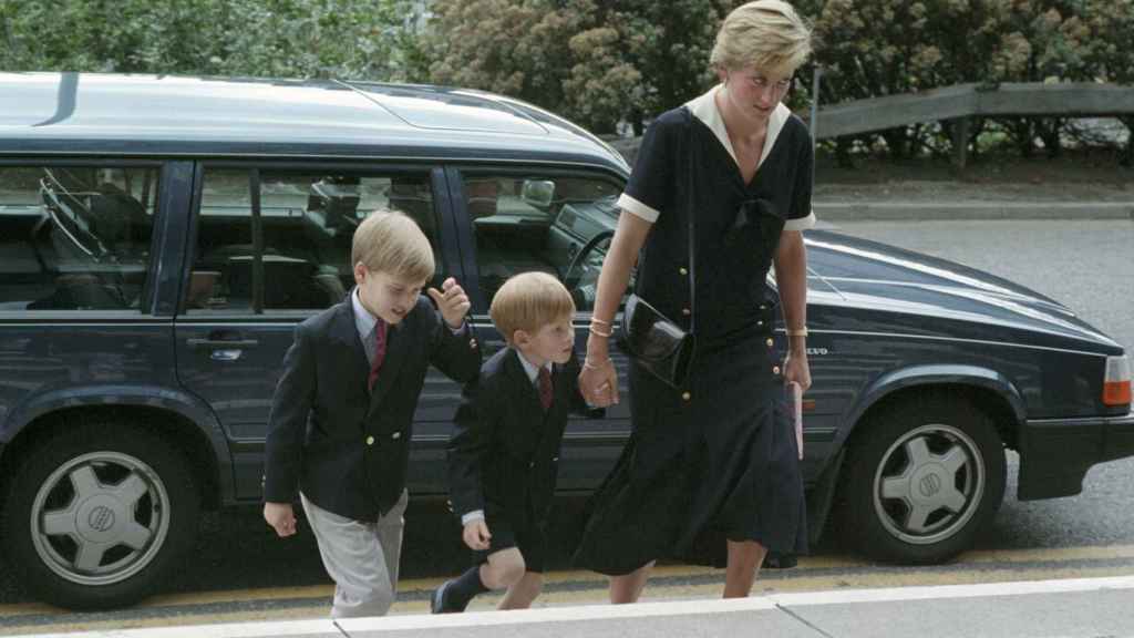 Harry y Guillermo junto a su madre, Diana de Gales, en la década de los 90.