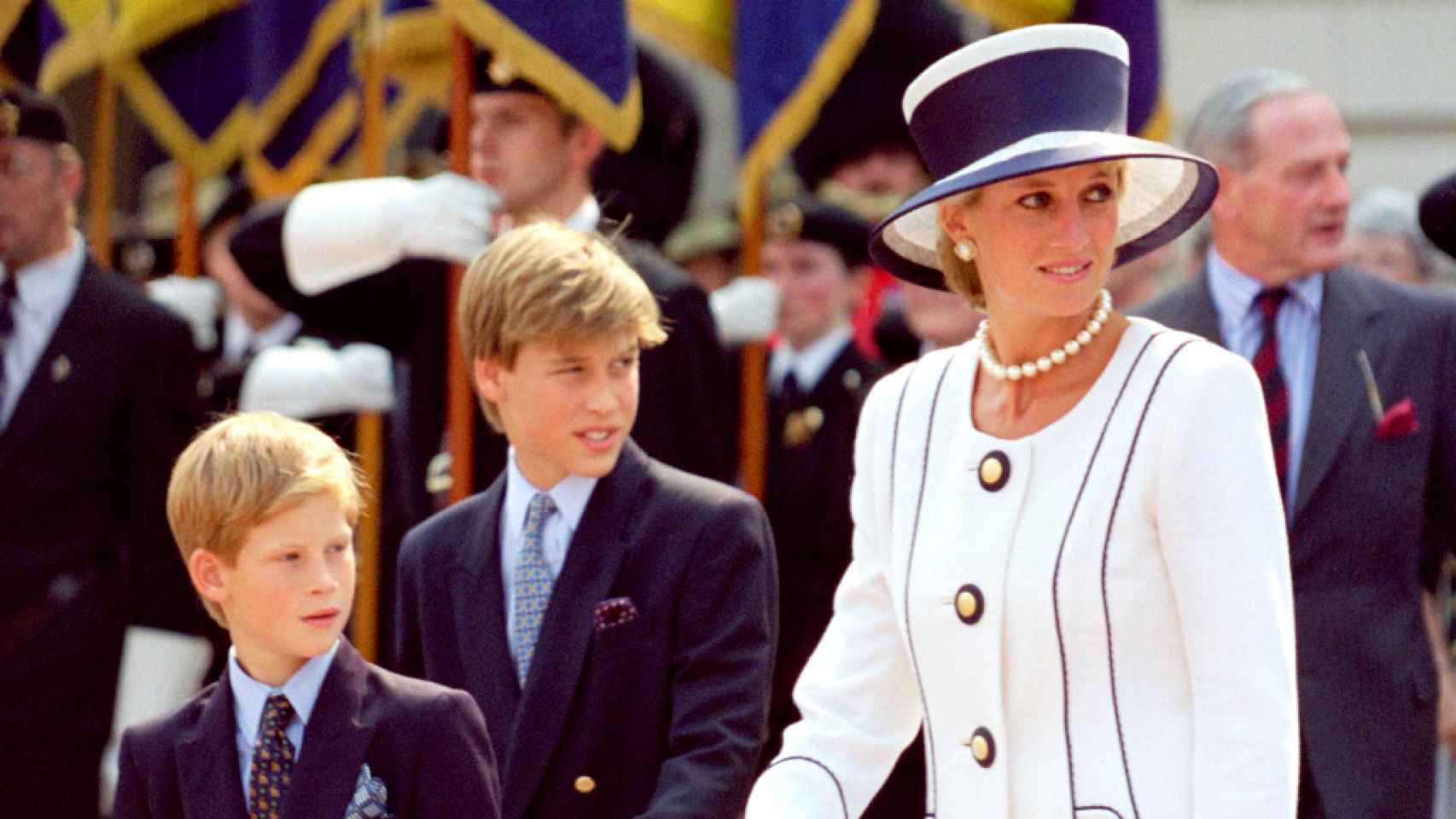 Los príncipes Harry y Guillermo junto a la princesa Diana en una imagen de archivo.