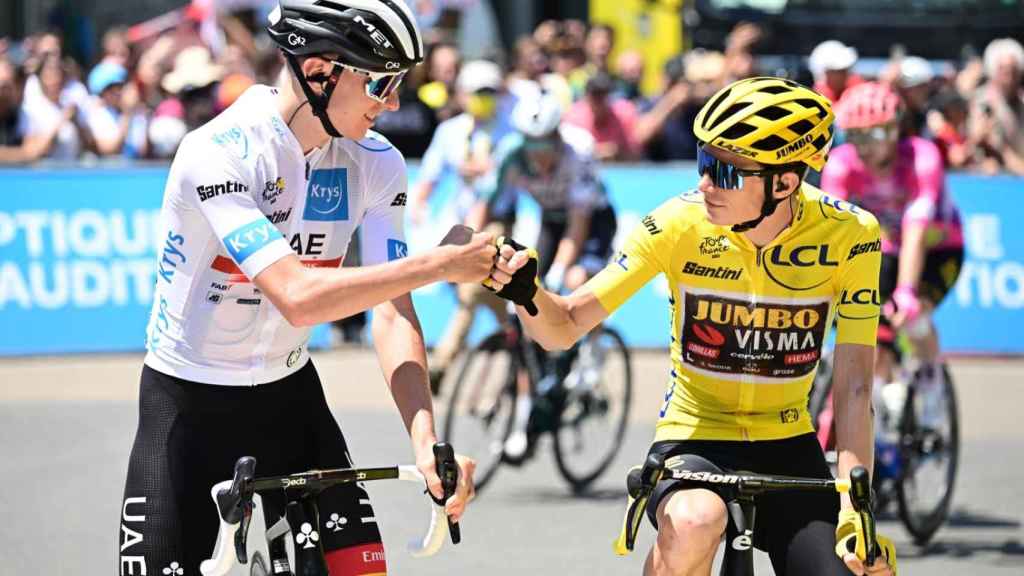 Tadej Pogacar y Jonas Vingegaard se saludan en la salida de la etapa 18 del Tour de Francia 2022