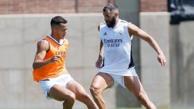 Lucas Vázquez y Karim Benzema en un entrenamiento en Los Ángeles.