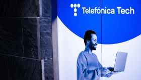 Imagen del logo de Telefónica Tech en las oficinas de la compañía.