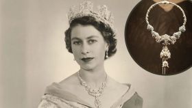 La Reina tras su coronación en su primer retrato oficial.