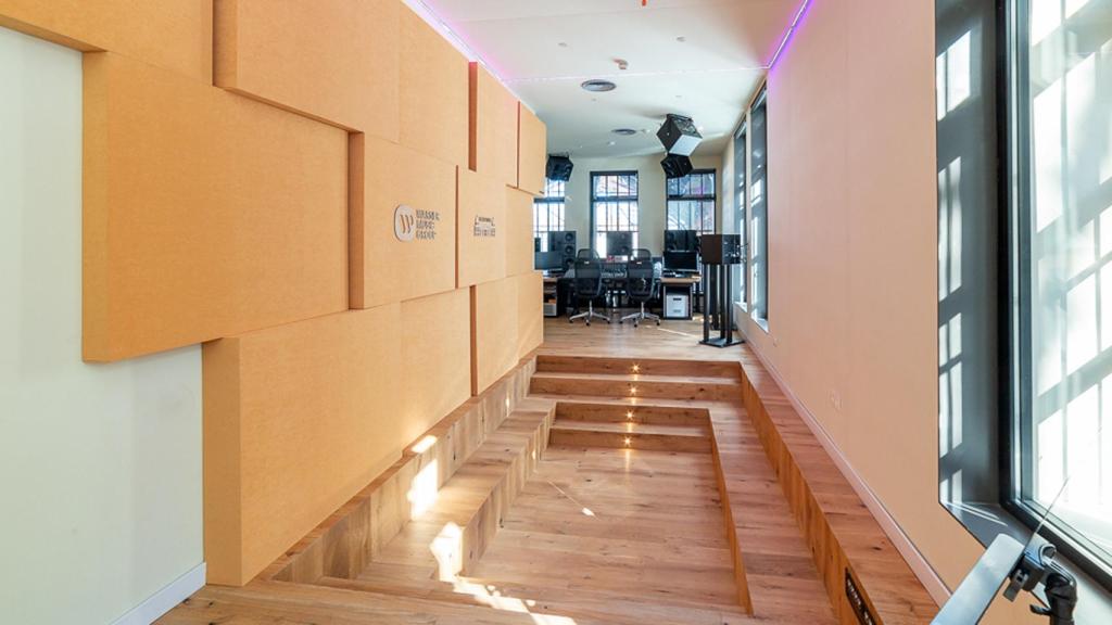 El estudio de grabación de The Music Station con la sala de escucha en primer plano.