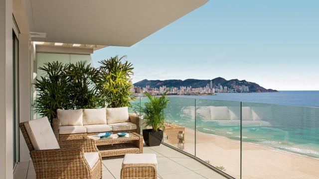 La Delfin Tower, el edificio con forma de vela ubicado en primera línea de la playa de Poniente de Benidorm.