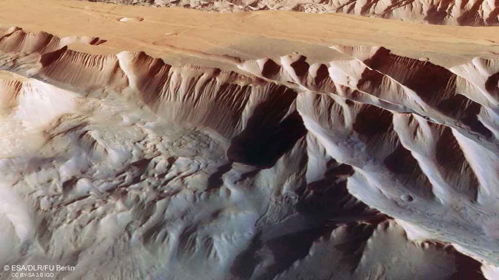 Perspectiva desde el 'chasma' de Tithonium que forma parte del Valles Marineris.
