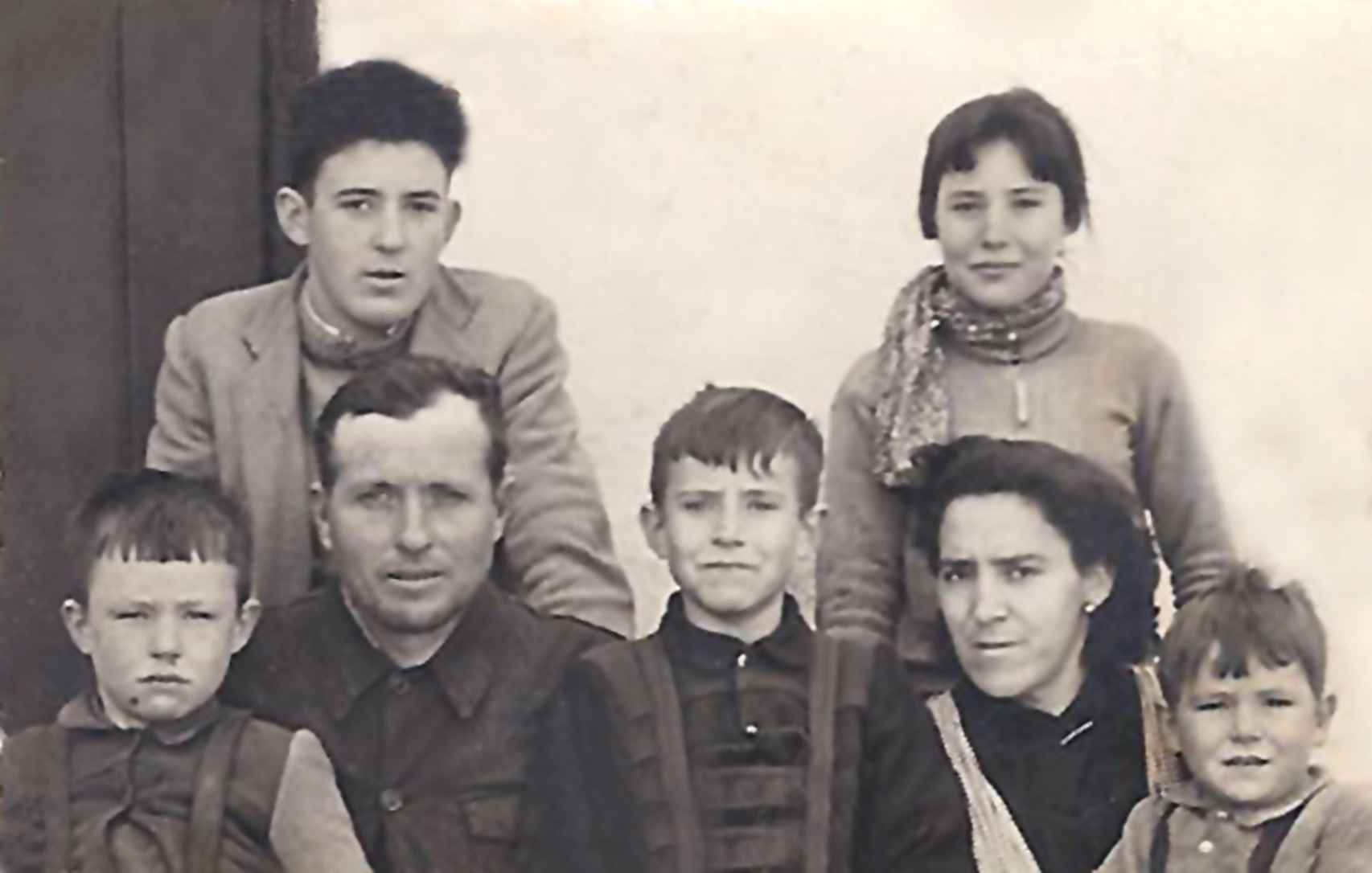 Salvador y Soledad posan a finales de los años 50 con los primeros cinco de sus siete hijos, antes de emigrar de Guadix a Elche: José, Soledad (los mayores, de pie), Salvador (en medio), Joaquín (izquierda) y Pedro Antonio (derecha).