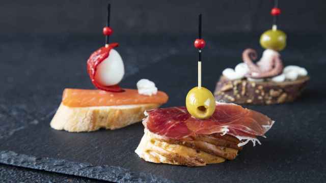 Tres tapas tradicionales de España, con pulso, jamón y salmón.