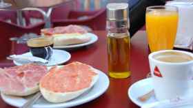 Un desayuno clásico en un bar de España.