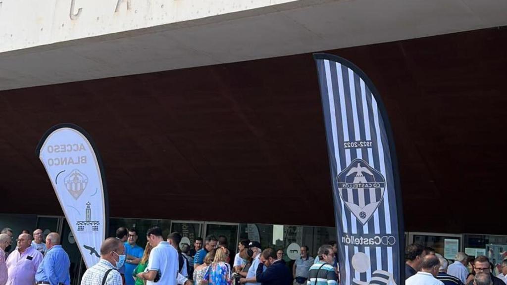 The fans arrive at the Nueva Castalia Stadium